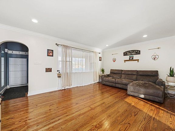 3rd image of 837 Ashland Ave