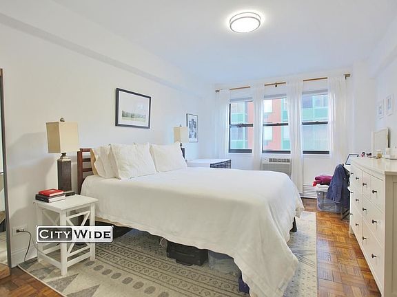 5th image of 219 E 69th St APT 10B