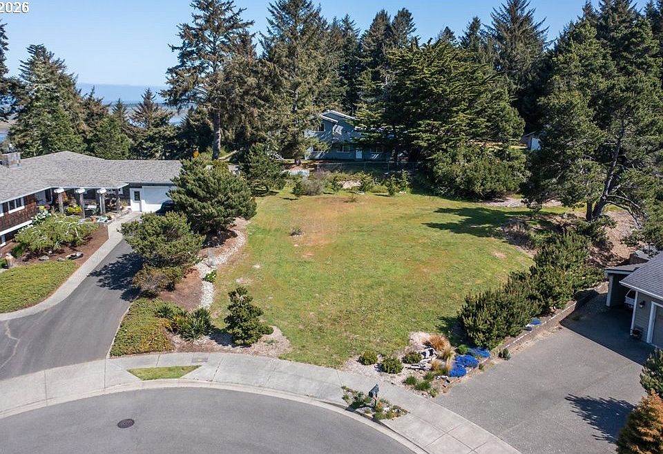 1st image of 576 Klamath Ave NE