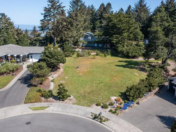 576 Klamath Ave NE, Bandon, OR 97411