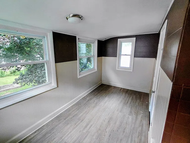 455 Allenford St — Photo 10