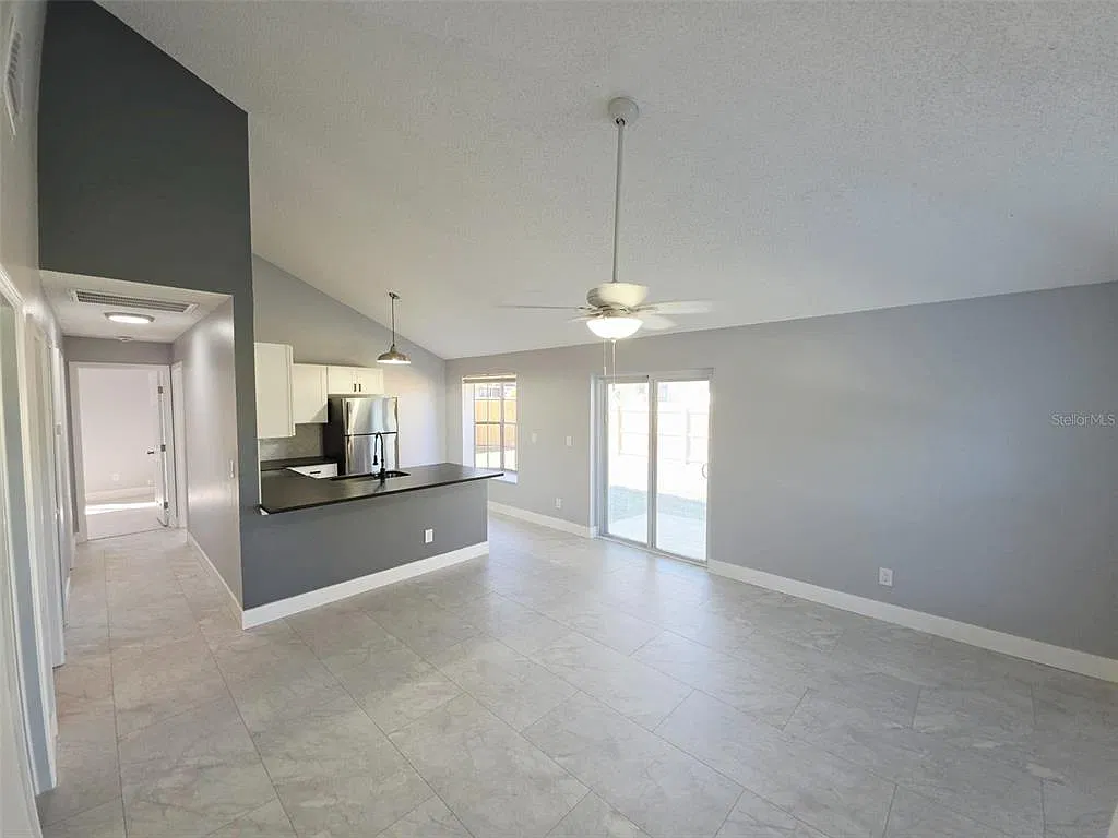 3 bed, 1.0 bath, 1050 sqft, $2,100 — Photo 3