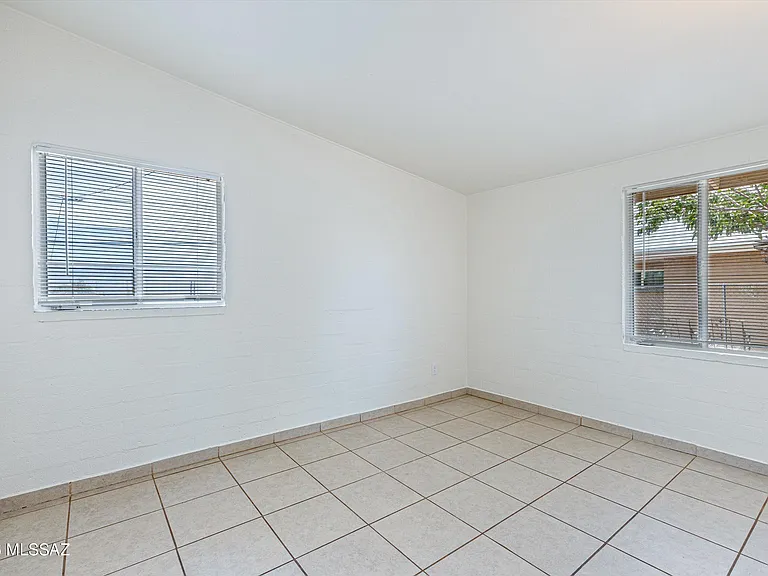 104 N Douglas Ave — Photo 18