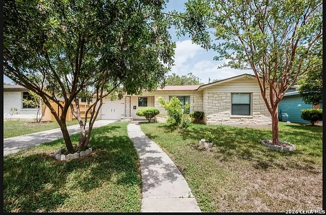 3 bed, 1.0 bath, 1276 sqft, $1,495 — Photo 1