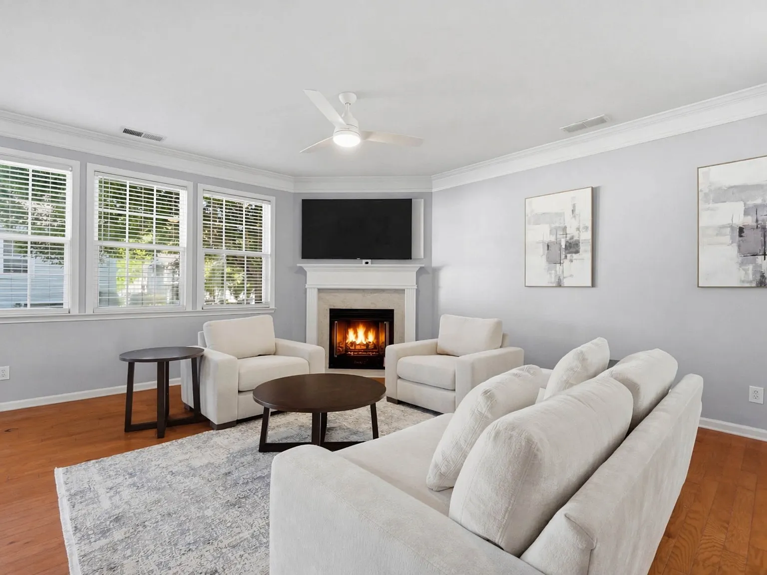 3 bed, 2.5 bath, 1952 sqft, $2,950 — Photo 2