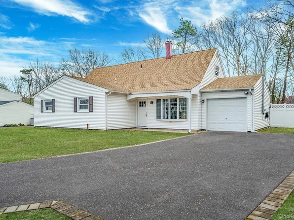 10 Cottonwood Avenue, Port Jefferson Station, NY 11776