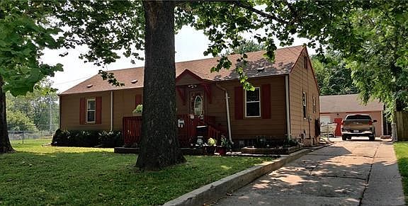 2nd image of 938 S Pope Ave
