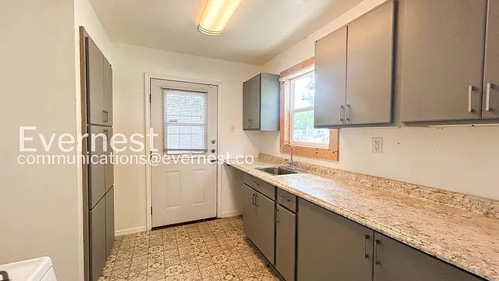 3 bed, 1.0 bath, 837 sqft, $1,225 — Photo 2
