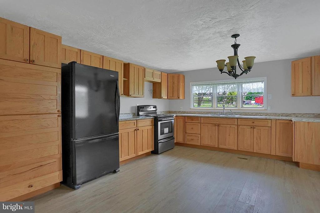 231 N Colebrook Rd - Property Image