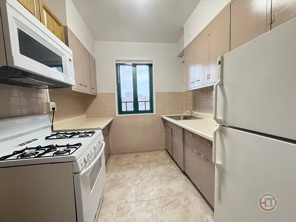 1970 E Tremont Ave #11G