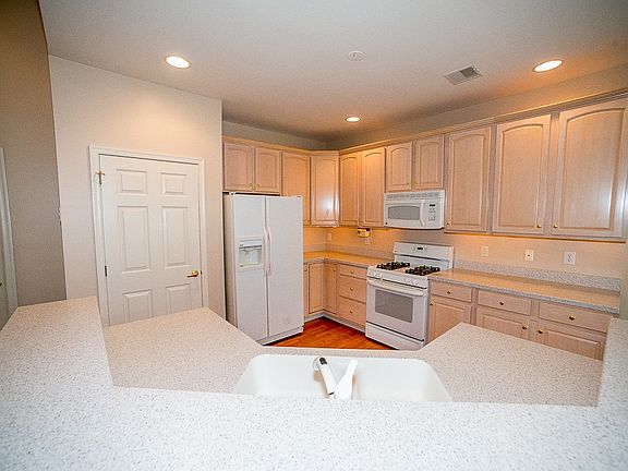 4th image of 1891 Jeanine Way