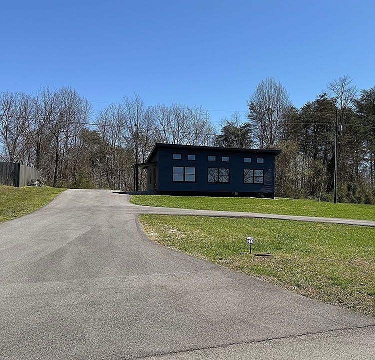 Front of home w/circle drive