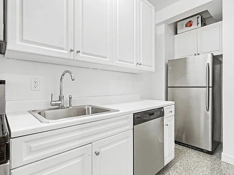 142 E 49th St #4D — Photo 4