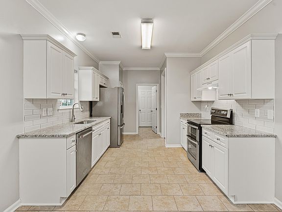 5th image of 304 Bedford Cir