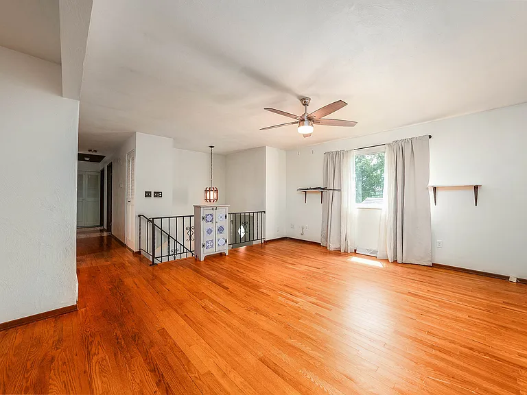466 Mohican Ave — Photo 5