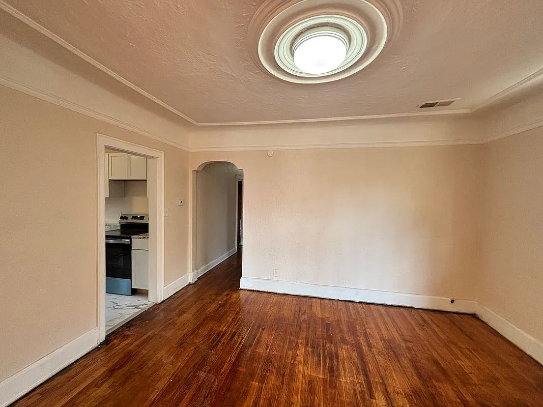 2 bed, 1.0 bath, 1287 sqft, $950 — Photo 3
