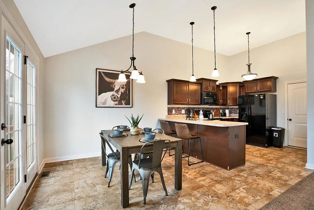 3 bed, $3,302 — Photo 4