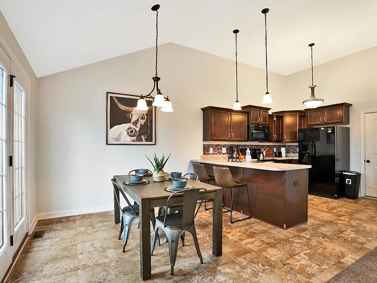 Camelot Dr — Photo 4