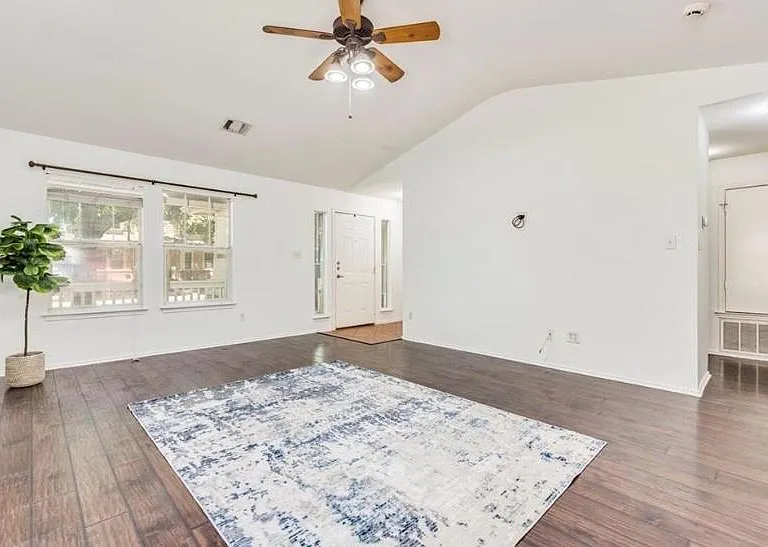 158 Hogan — Photo 4