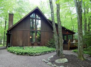 2111 Trout Pond Ct, Pocono Pines, PA 18350
