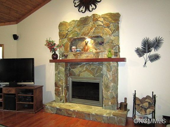3rd image of 106 Rockwood Dr