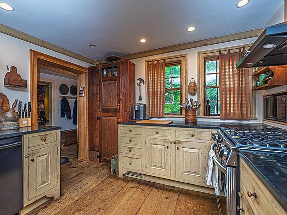 3rd image of 31 Long Hill Road