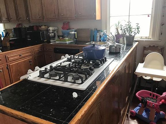 4th image of 936 Moss St
