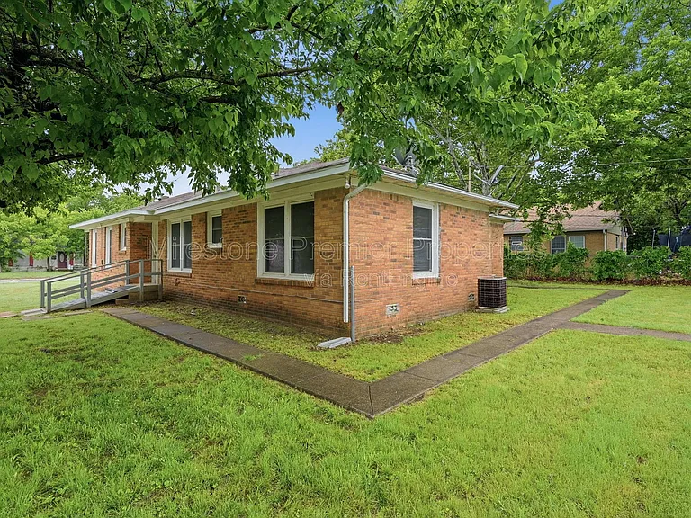 1701 W Elm St — Photo 16