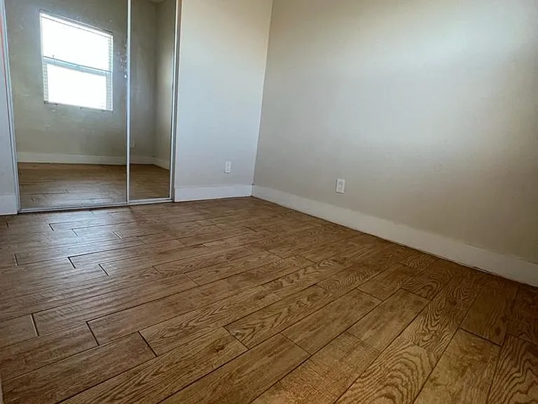 Commercial Suites — Photo 12