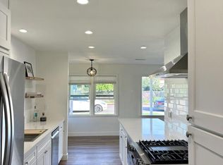 109 S Glenn Dr, Camarillo, CA 93010