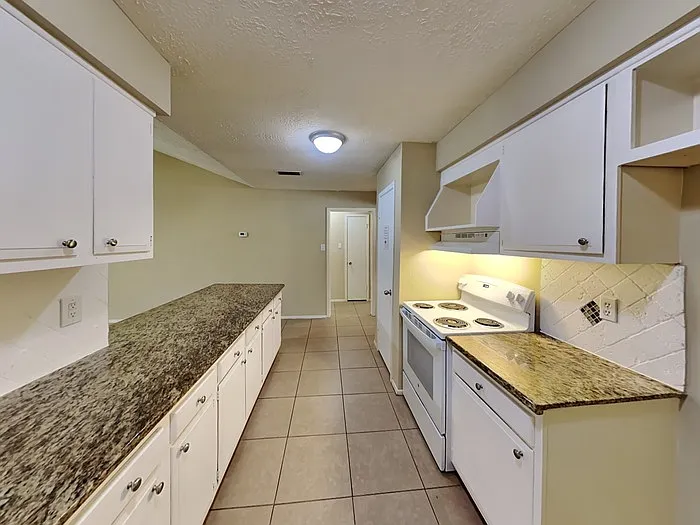 16627 Blackhawk Blvd — Photo 7