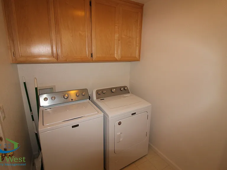 390 Oleander Dr — Photo 7