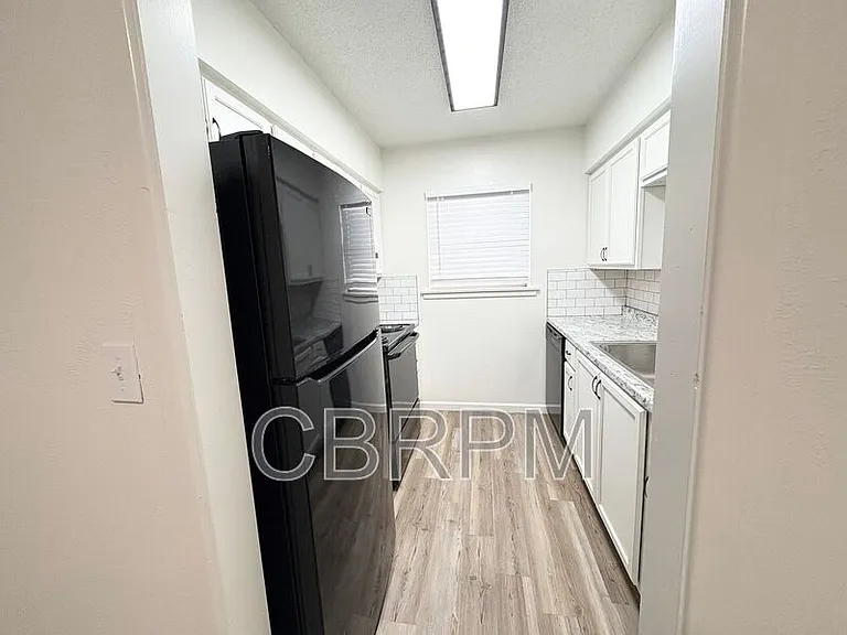 401 NW 8th St #12 — Photo 6