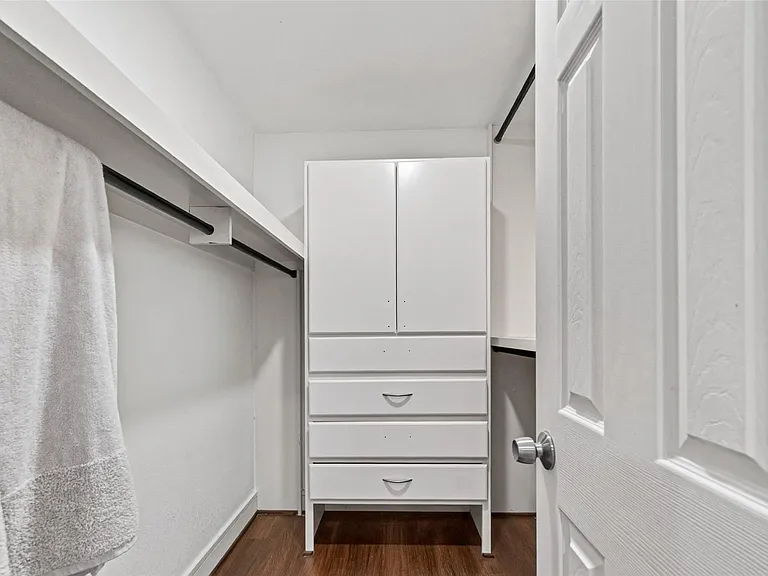 7030 Sidney St — Photo 16