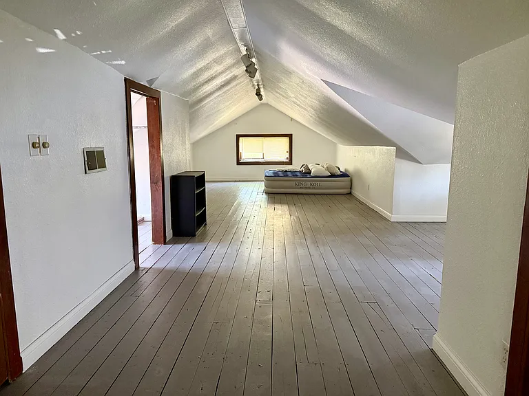 422 Paris Ave — Photo 14