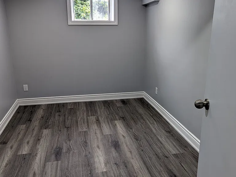 160 McMurchy Ave S — Photo 13