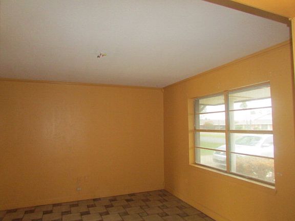 2nd image of 607 W Fern Ave