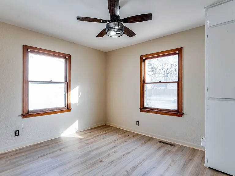 1616 E Funston St — Photo 19