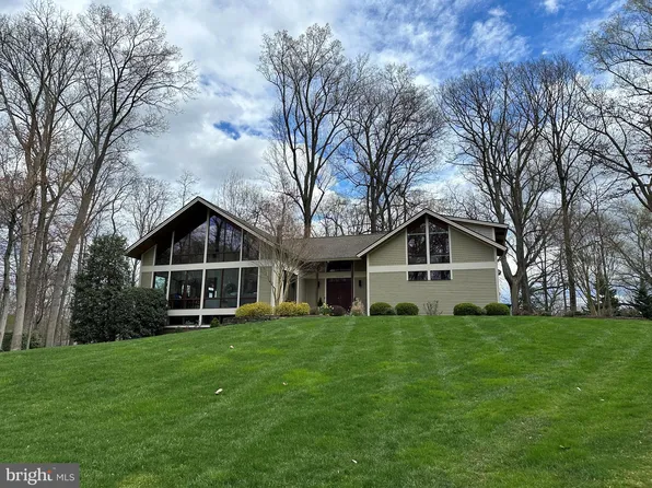 10302 Elizabeth St, Great Falls, VA 22066