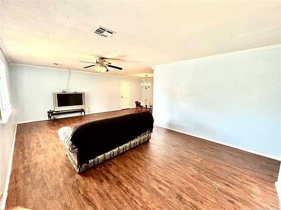 3rd image of 761 Lakeview Dr