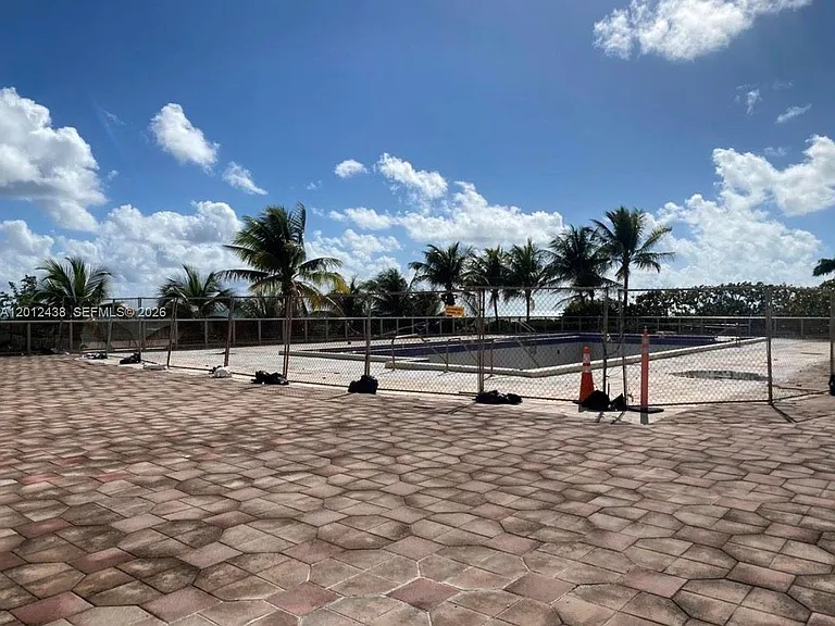 6039 Collins Ave #1033 — Photo 31