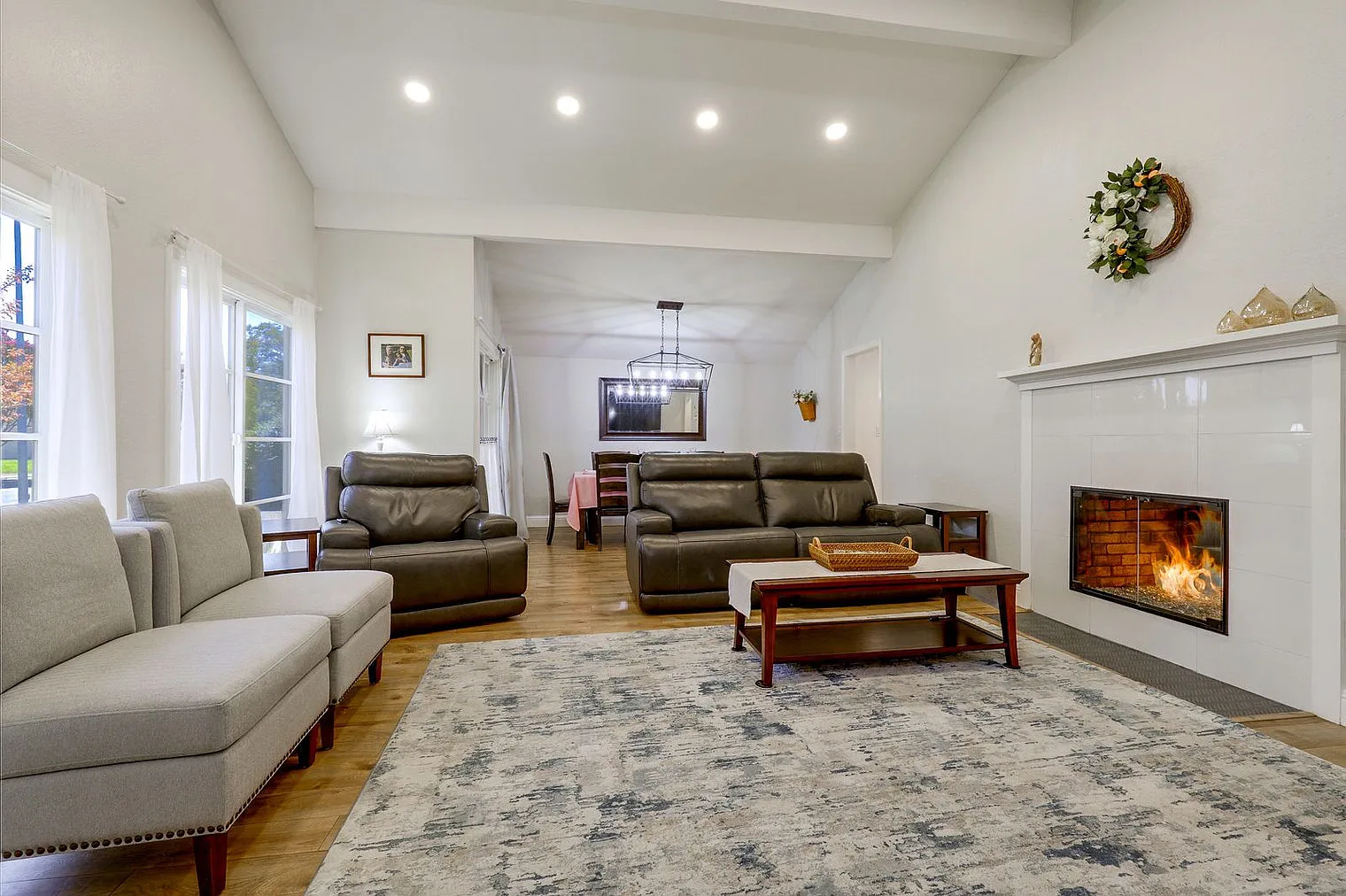 3 bed, 2.0 bath, 1689 sqft, $6,128 — Photo 2