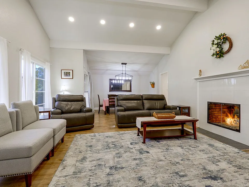 1250 Sweetbriar Dr #ID1621219P