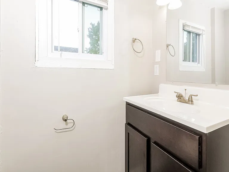 1416435_023_main_bathroom_13140695.jpg