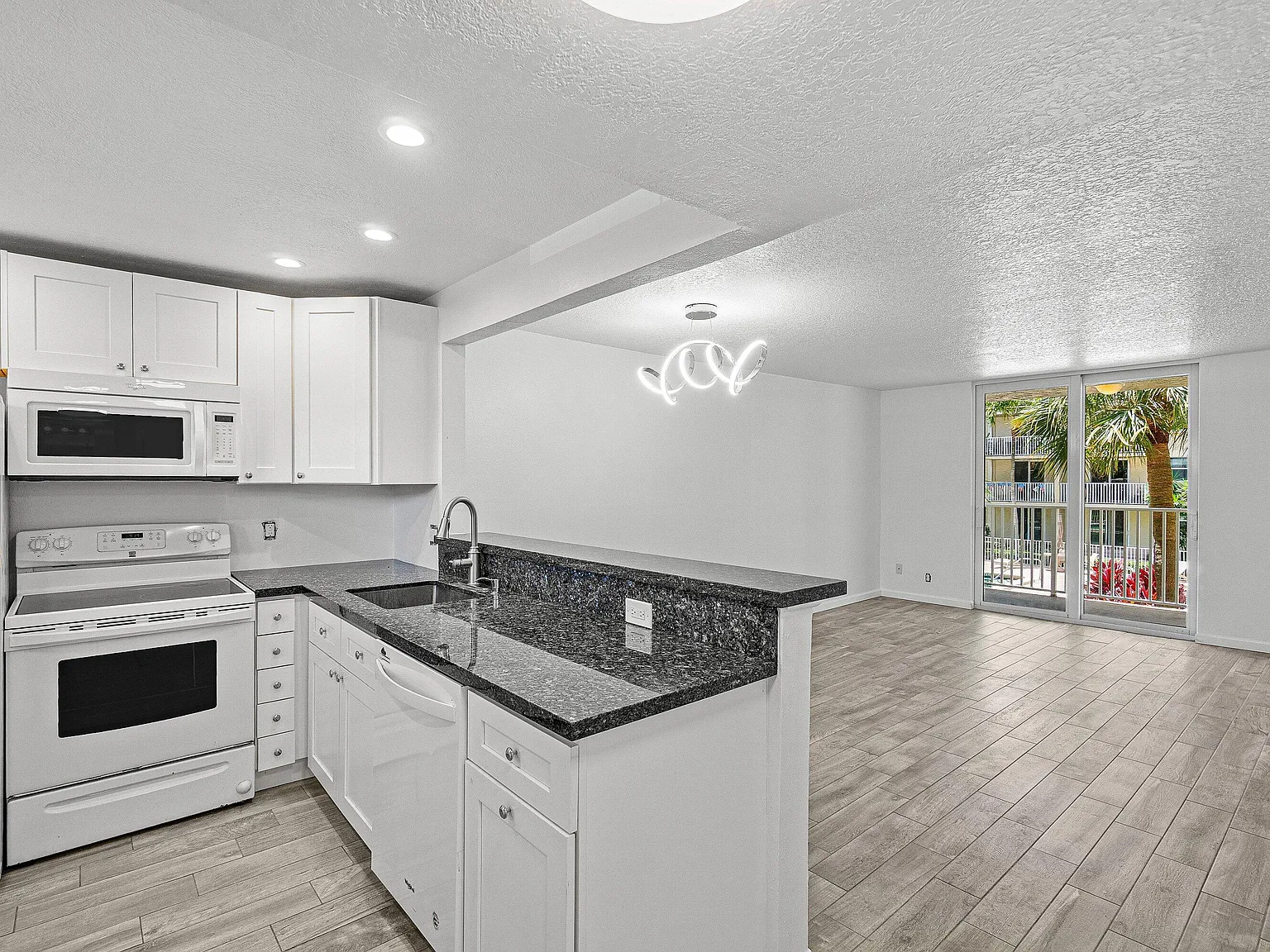 1 bed, 1.5 bath, 760 sqft, $2,300 — Photo 2