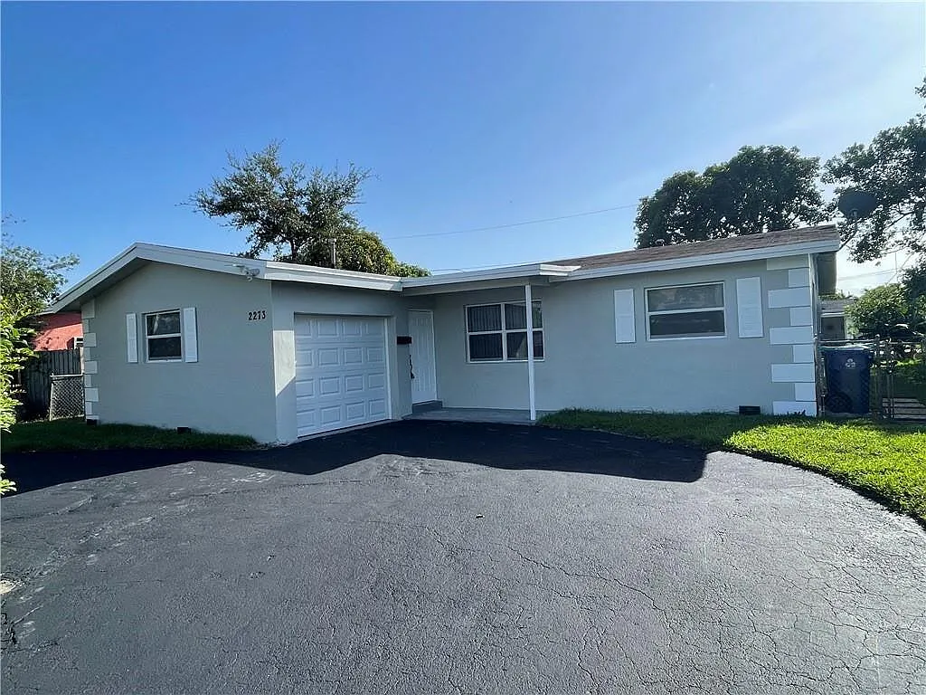 4 bed, 2.0 bath, 1360 sqft, $4,000 — Photo 2