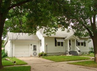 704 Cedar St, Charles City, IA 50616
