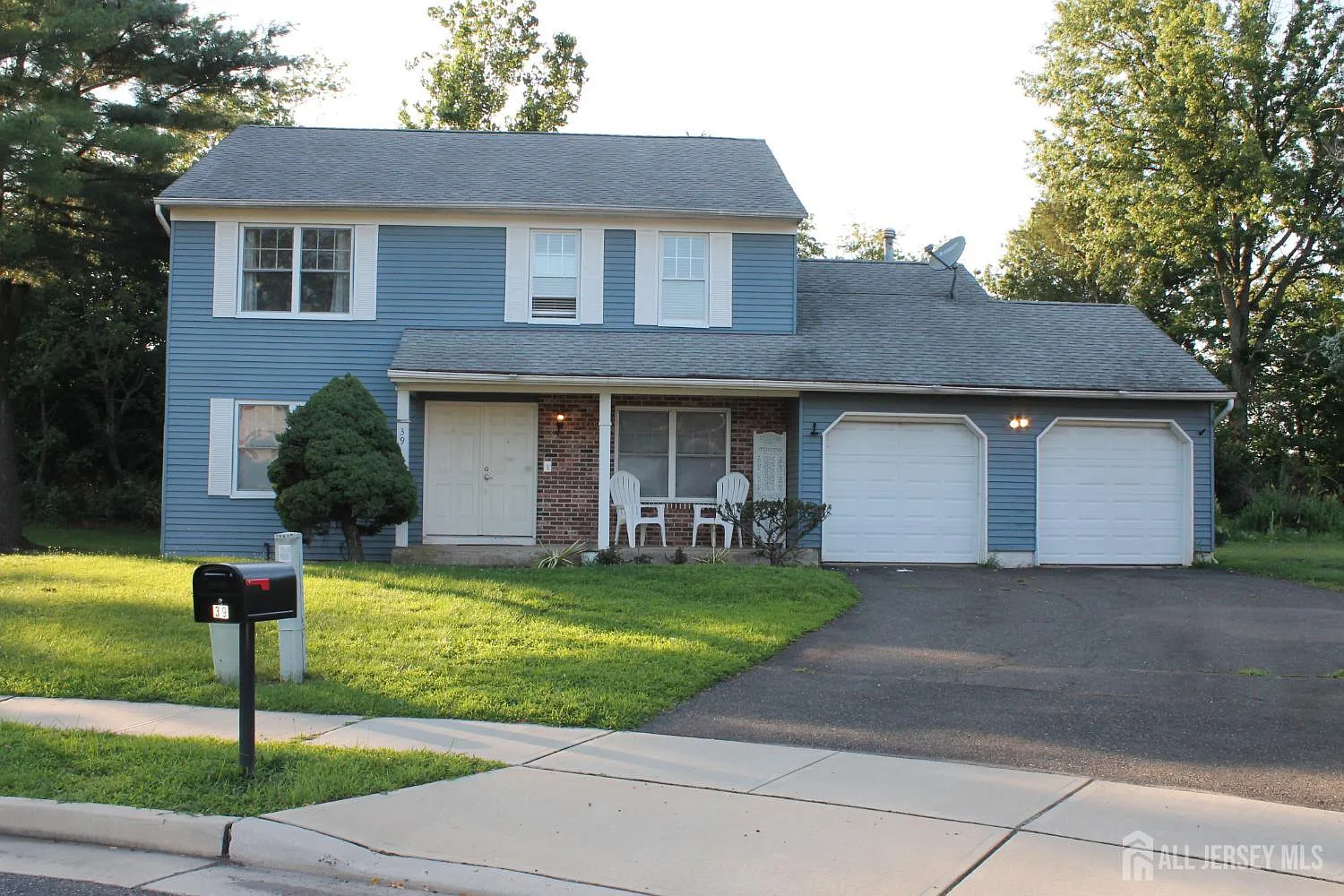 4 bed, 2.5 bath, 1936 sqft, $4,500 — Photo 1