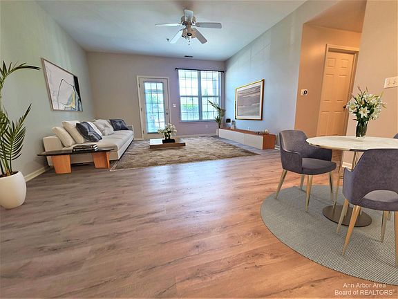 5th image of 814 W Summerfield Glen Cir