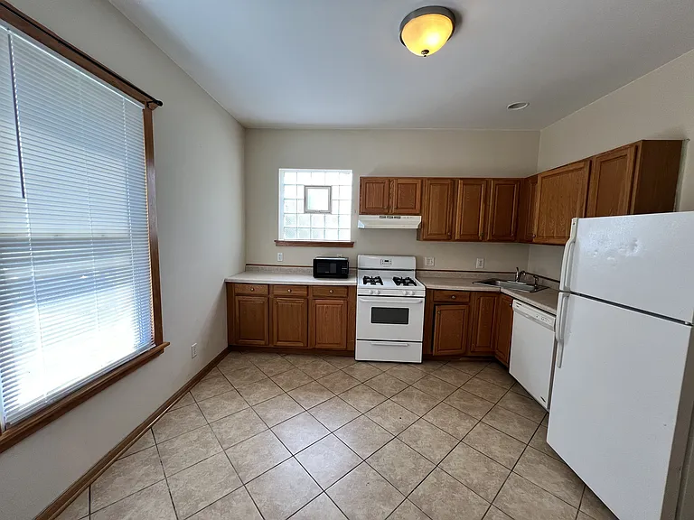 2337 N Sacramento Ave #CH — Photo 9